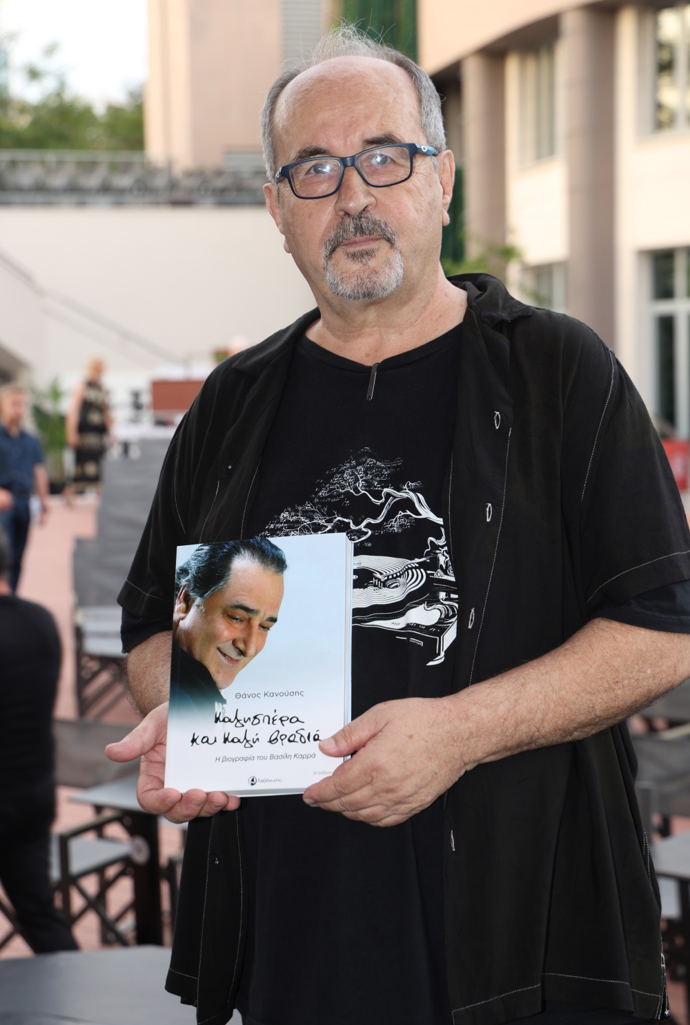 Ο βιογράφος του Βασίλη Καρρά Θάνος Κανούσης.