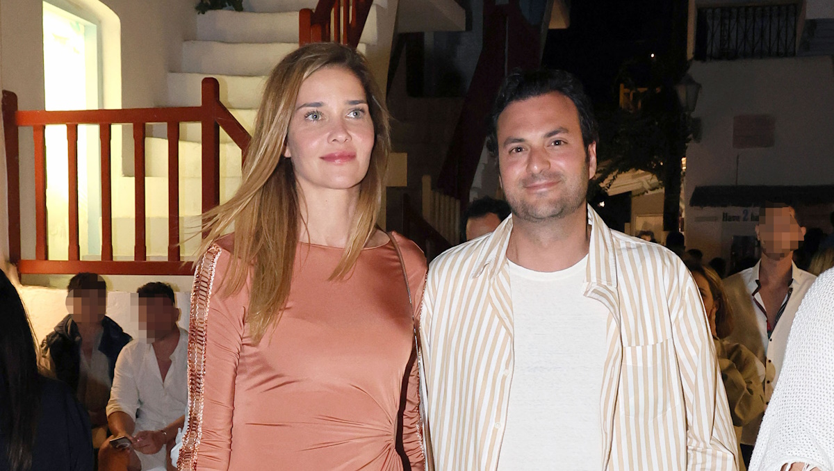 Άνα Μπεατρίς Μπάρος: Με rose gold maxi φόρεμα ελληνικού brand και grecian σανδάλια στα σοκάκια της Μυκόνου