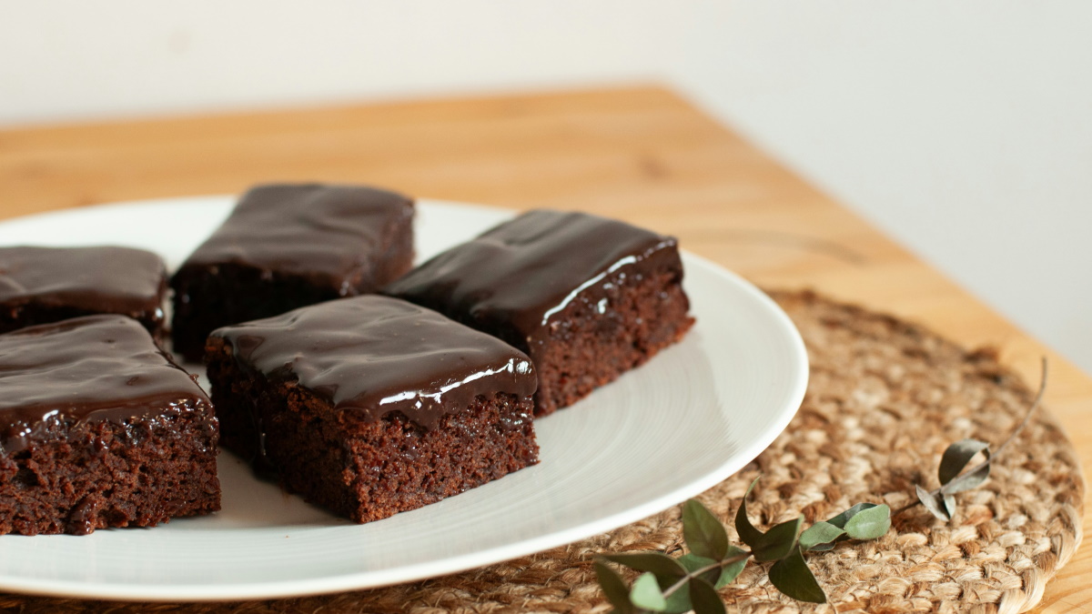 Γλυκό με brownie, φράουλες και γκανάς σοκολάτας