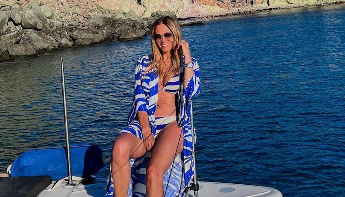 Έλλη Κοκκίνου: Οι διακοπές στη Μήλο και η βόλτα με σκάφος στα καταγάλανα νερά