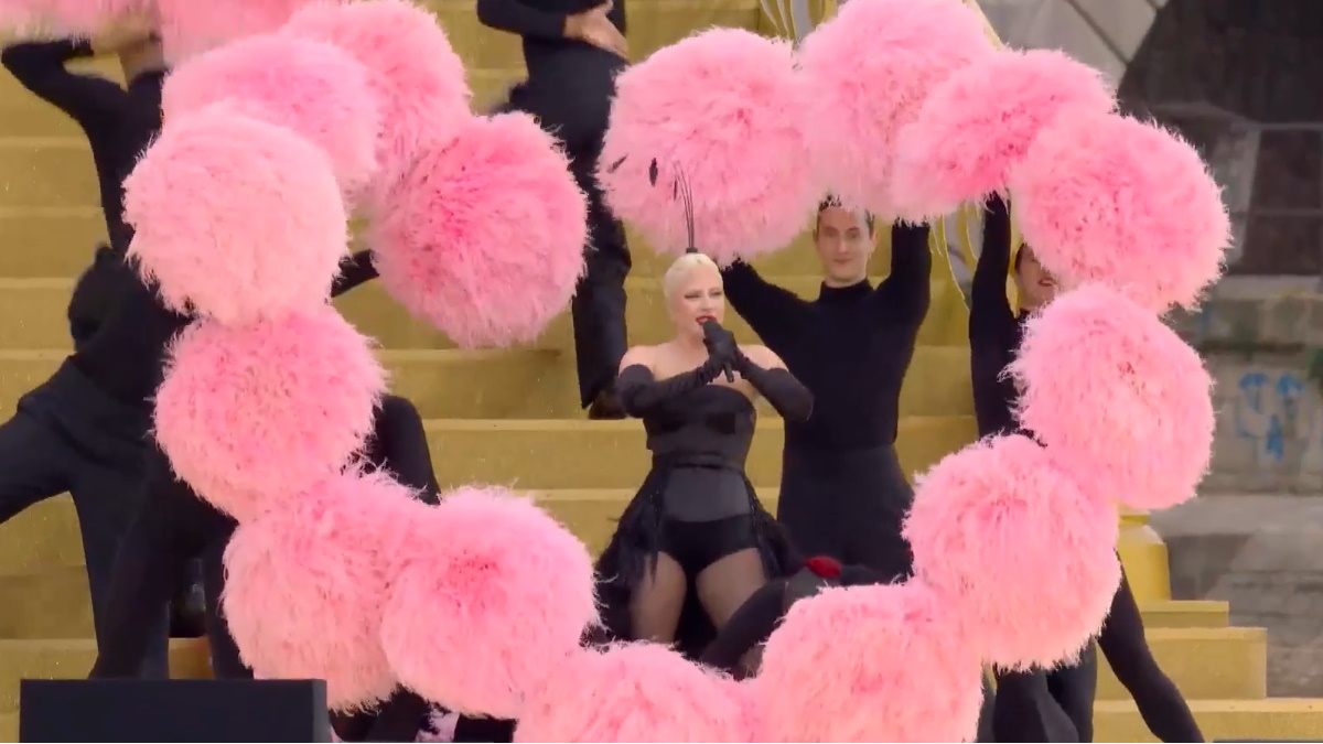 Lady Gaga: Εντυπωσιακή εμφάνιση με ροζ φτερά στην Τελετή Έναρξης των Ολυμπιακών Αγώνων στο Παρίσι