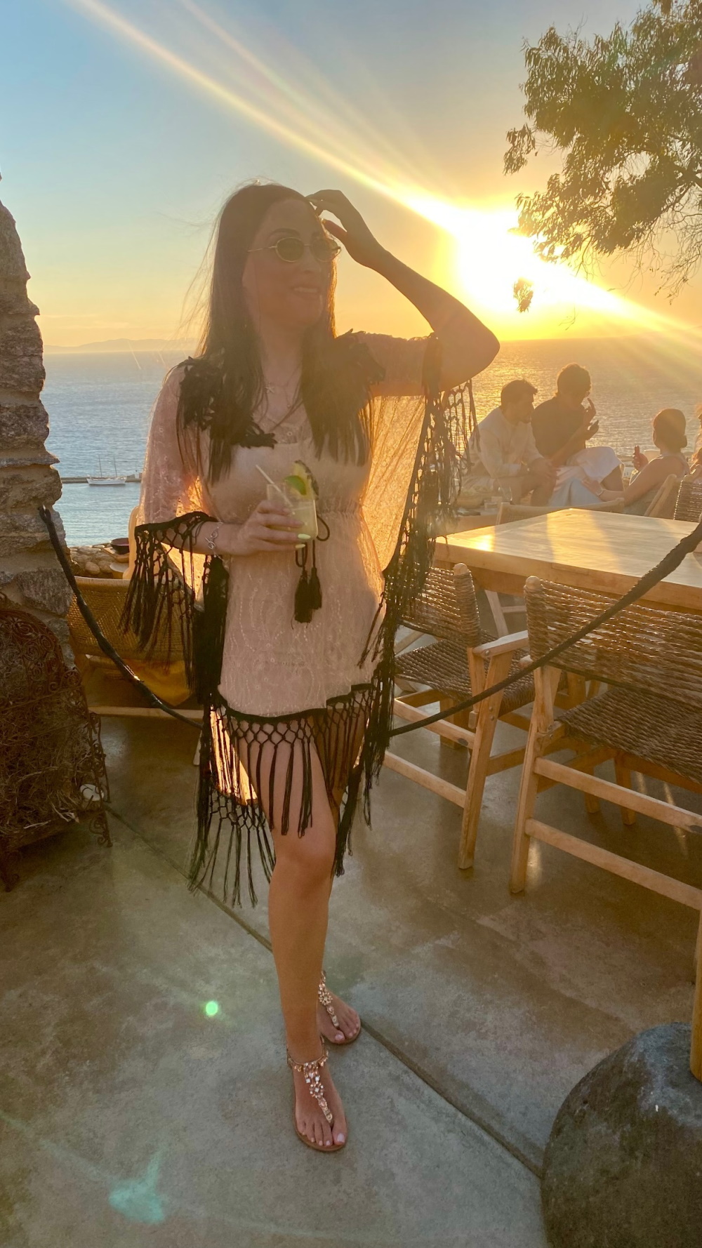 Η Ιωάννα Παλιοσπύρου με εντυπωσιακό nude καφτάνι με φόντο το ηλιοβασίλεμα.