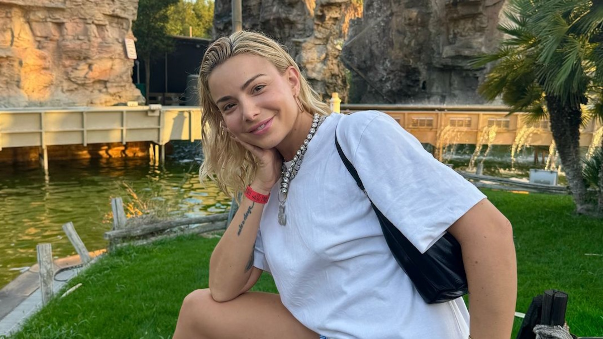Josephine: Απολαμβάνει τις καλοκαιρινές βουτιές φορώντας το τέλειο μαύρο μπικίνι