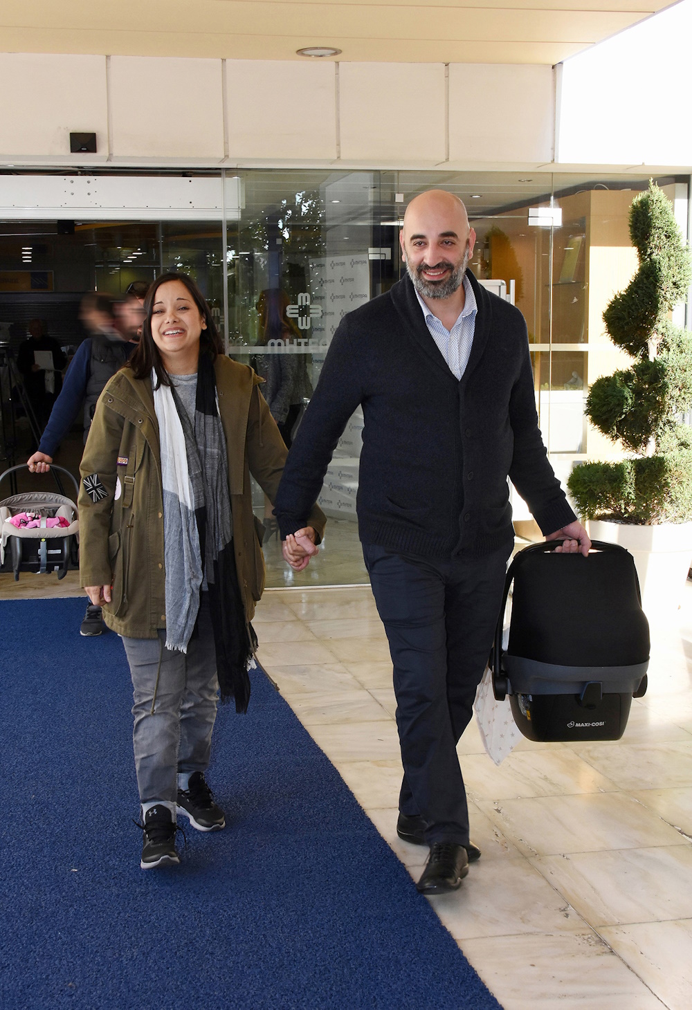 Η Κατερίνα Τσάβαλου τον Γενάρη του 2018 βγαίνοντας από το μαιευτήριο με τον Δημήτρη Στεργίου και την κόρη τους.