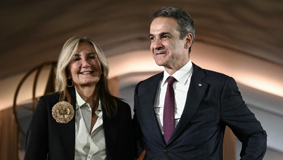 Μαρέβα Μητσοτάκη: Στο πλευρό του Κυριάκου Μητσοτάκη στην Ουάσιγκτον με το απόλυτο office look και ιδιαίτερη καρφίτσα