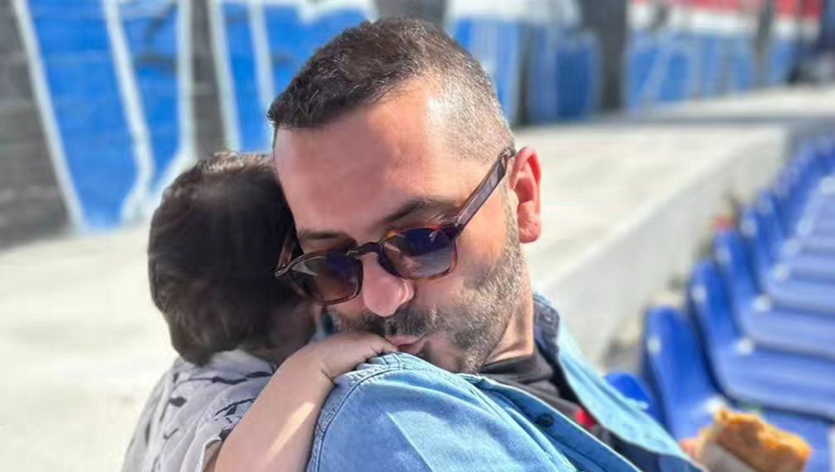 Λεωνίδας Κουτσόπουλος: Βραδινή έξοδος με τον γιο του, Κίμωνα στο κέντρο της Αθήνας
