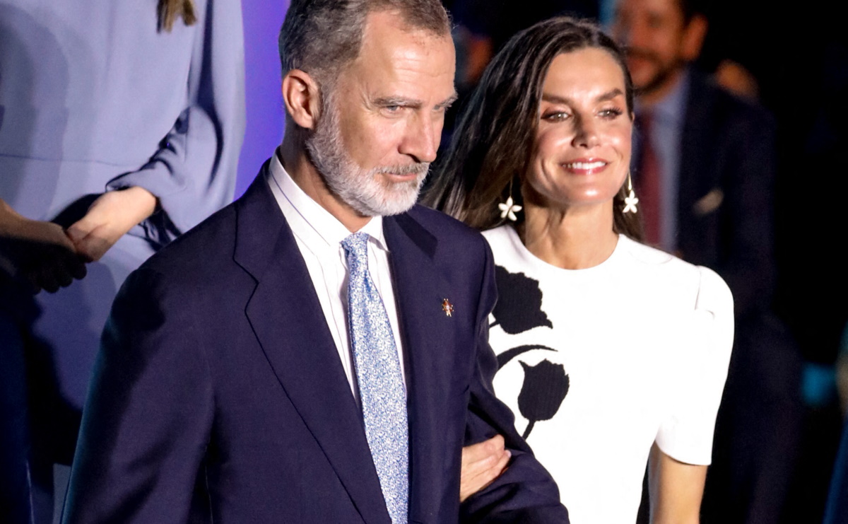 Κολλημένη στο μπράτσο του βασιλιά Φελίπε η βασίλισσα Λετίσια σε νέα έξοδο – Θυμήθηκε το κομψό φόρεμα Carolina Herrera από το 2018