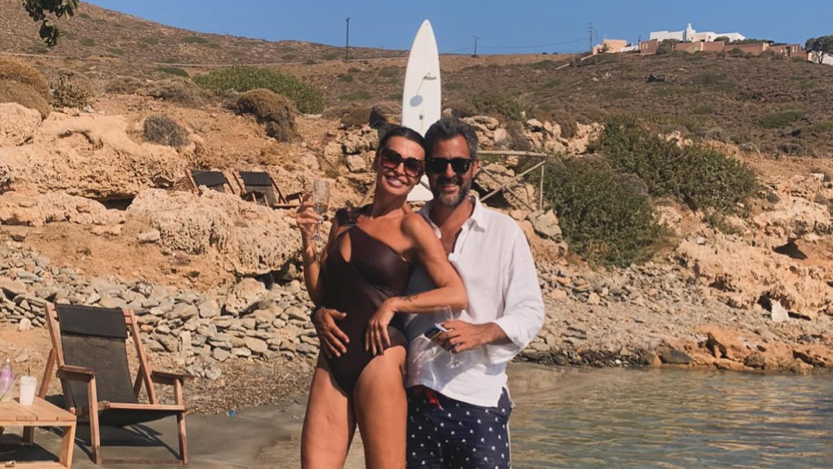 Νίνα Λοτσάρη: Γιόρτασε τα γενέθλιά της με φιλιά με τον σύντροφό της στην παραλία