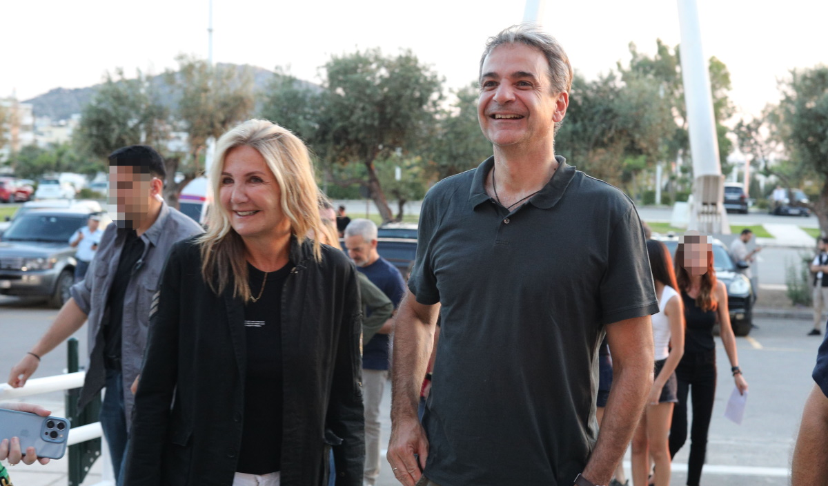 Κυριάκος Μητσοτάκης – Μαρέβα Γκραμπόφσκι: Το backstage στιγμιότυπο με τον Κρις Μάρτιν και τους Coldplay στο ΟΑΚΑ