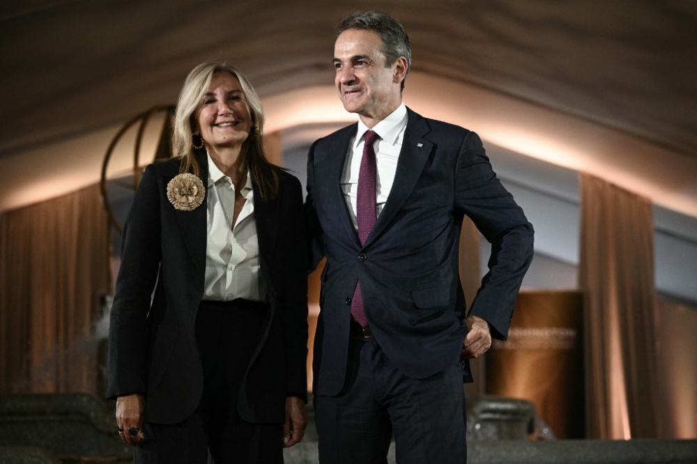 Η Μαρέβα Μητσοτάκη με μαύρο κοστούμι και λευκό πουκάμισο σε μια all business εμφάνιση.