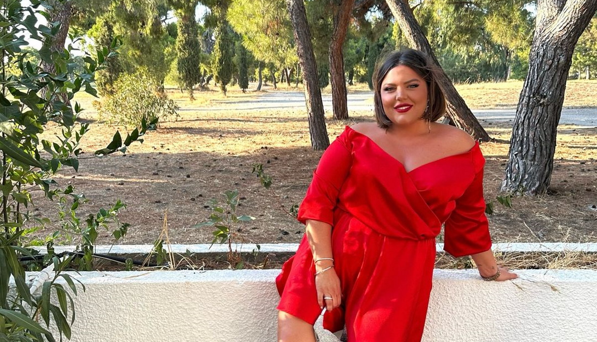 Δανάη Μπάρκα: Με σατέν κόκκινο φόρεμα Ελλήνων σχεδιαστών – Ποιον οίκο μόδας επέλεξε για τον γάμο φίλης της