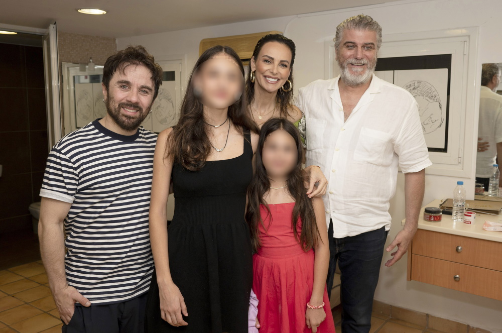 Οι πρωταγωνιστές Βλαδίμηρος Κυριακίδης και Θανάσης Τσαλταμπάσης και η Μπέττυ Μαγγίρα με τις κόρες της Αντριάνα και Καλλινίκη.