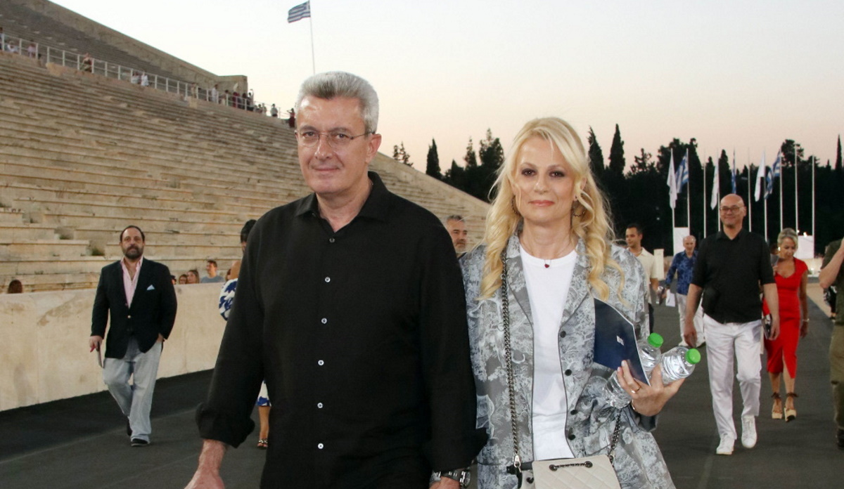 Κρίστη Τσολακάκη: Με τσάντα Chanel και ιδιαίτερο εμπριμέ pyjama blazer σε βραδινή έξοδο με τον Νίκο Χατζηνικολάου