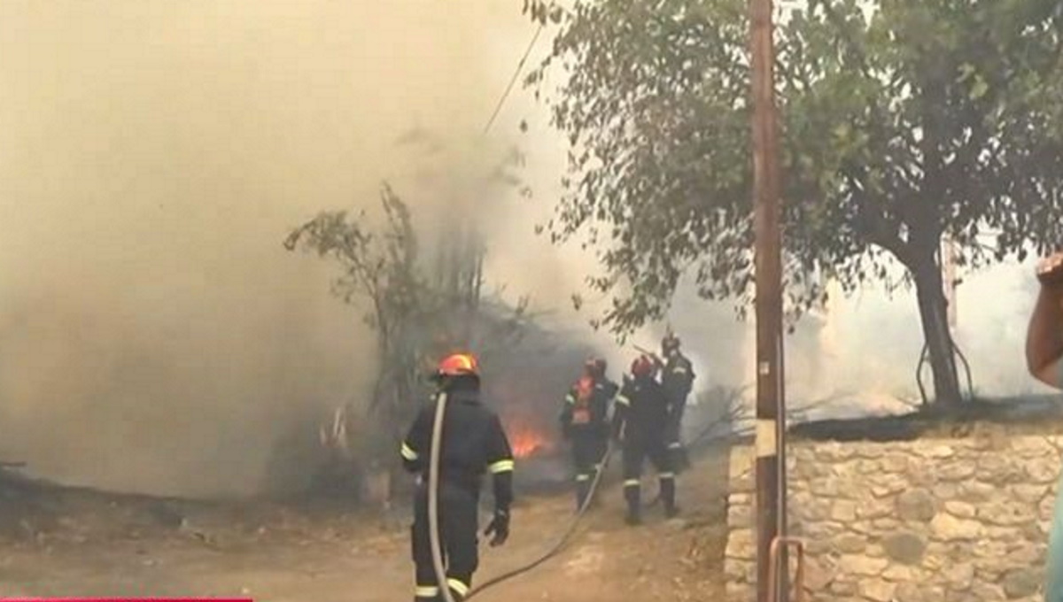 Συγκλονιστικές εικόνες από τη φωτιά στην Πάτρα