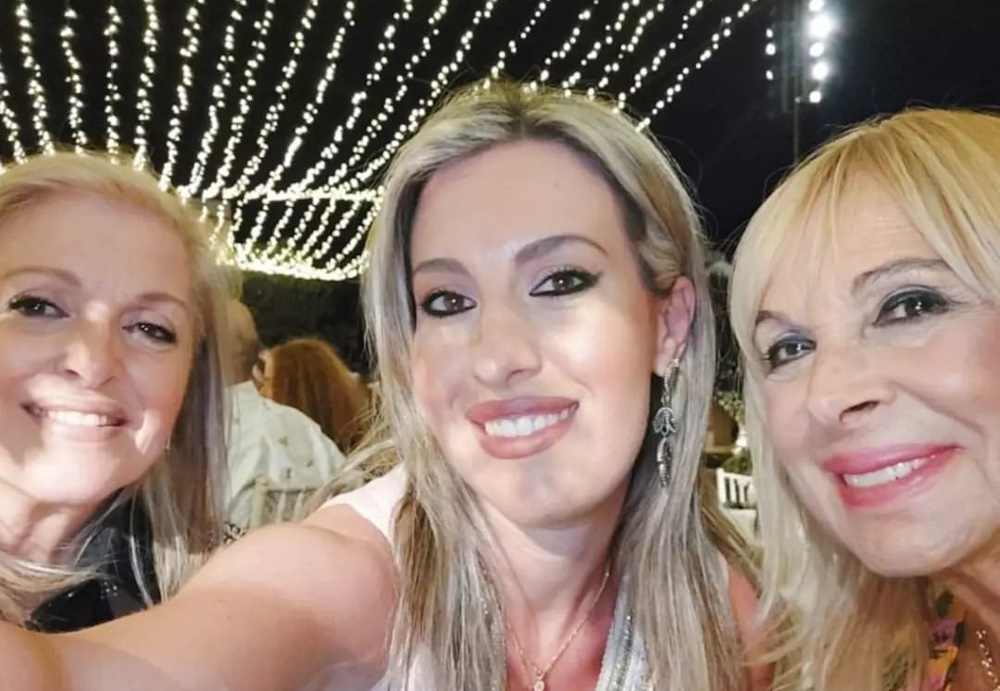 Η Άννα Φόνσου με την Ηώ Θεοδώρου και την κόρη της Πόπη Δομάζου.