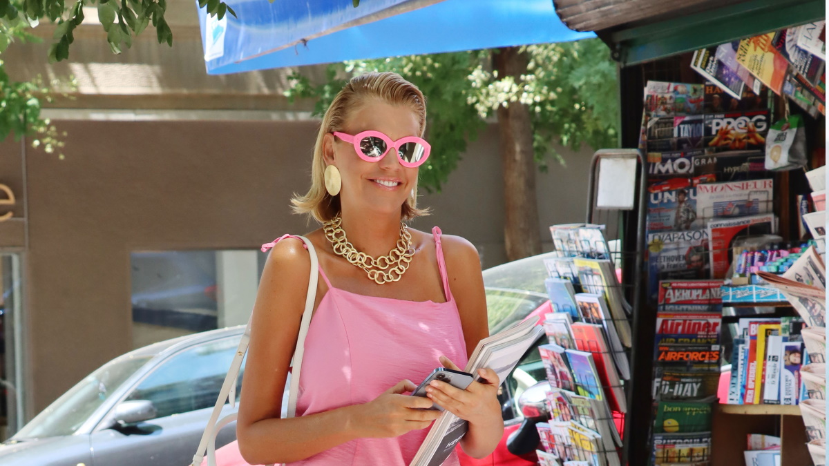 Σάσα Σταμάτη: Το Barbie look που επέλεξε σε βόλτα της – Το αξεσουάρ που έκανε τη διαφορά