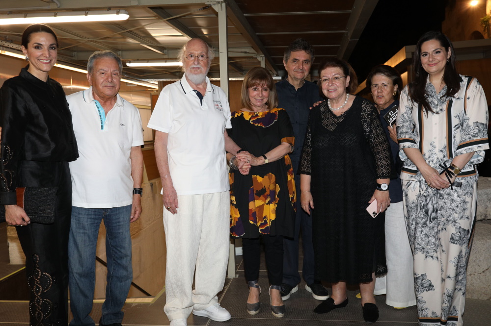 ι Κατερίνα Ευαγγελάτου, Μανώλης Μητσιάς, Διονύσης Σαββόπουλος, Κατερίνα Σακελλαροπούλου, Παύλος Κοτσώνης, Λίνα Μενδώνη, Άννα Παναγιωταρέα και Ελένη Δουνδουλάκη. 