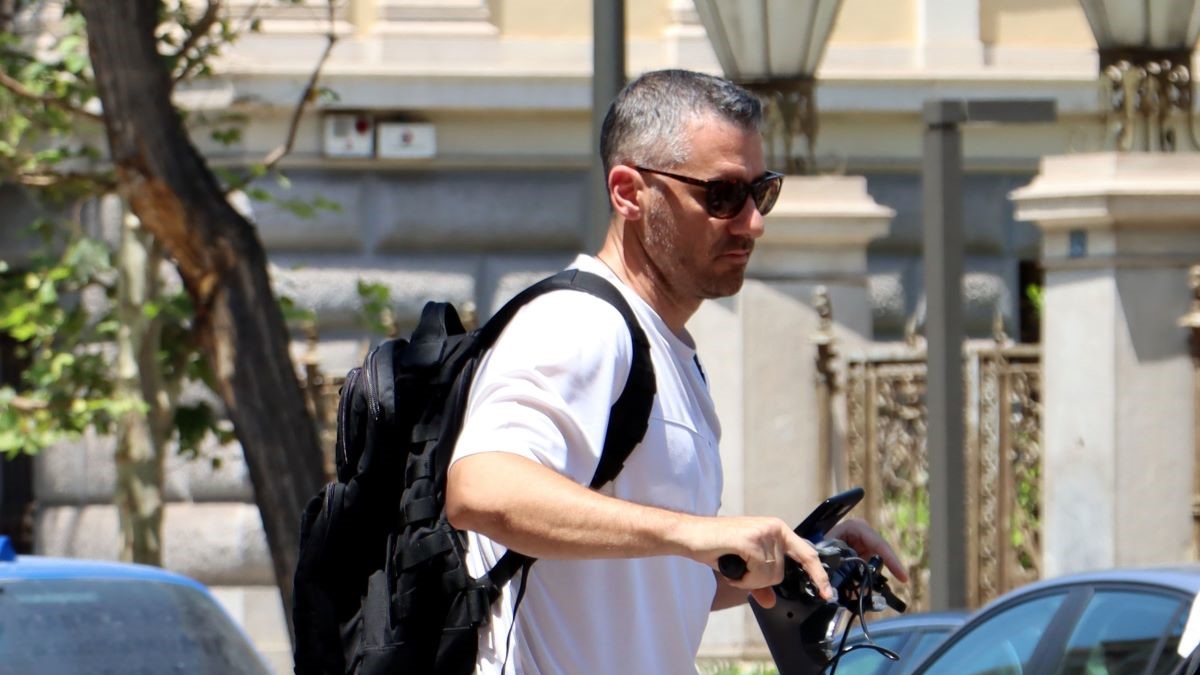 Γιούρκας Σεϊταρίδης: Βόλτα στο κέντρο της Αθήνας με το πατίνι του