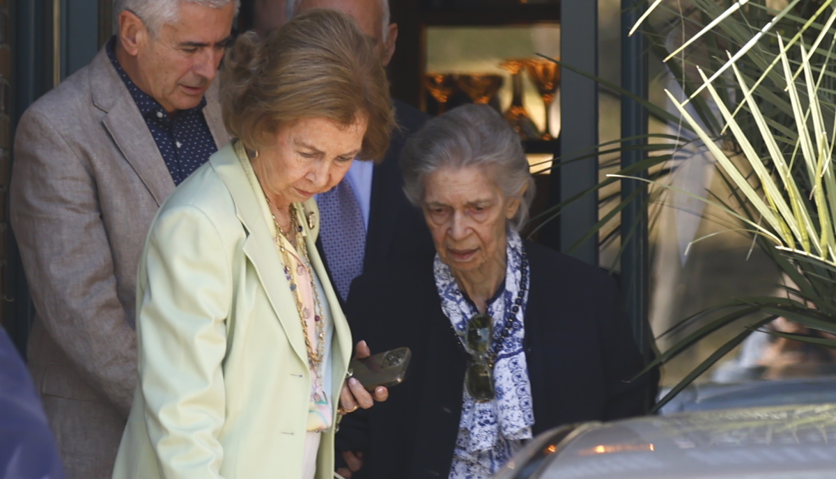 Σοφία της Ισπανίας: Στο γεύμα με την αδελφή της, Ειρήνη της Δανίας επέλεξε τις wedge λευκές εσπαντρίγιες που θα φοράμε non stop
