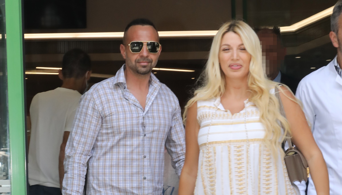Κωνσταντίνα Σπυροπούλου: Με μίνι λευκό καλοκαιρινό φόρεμα στην έξοδό της από το μαιευτήριο