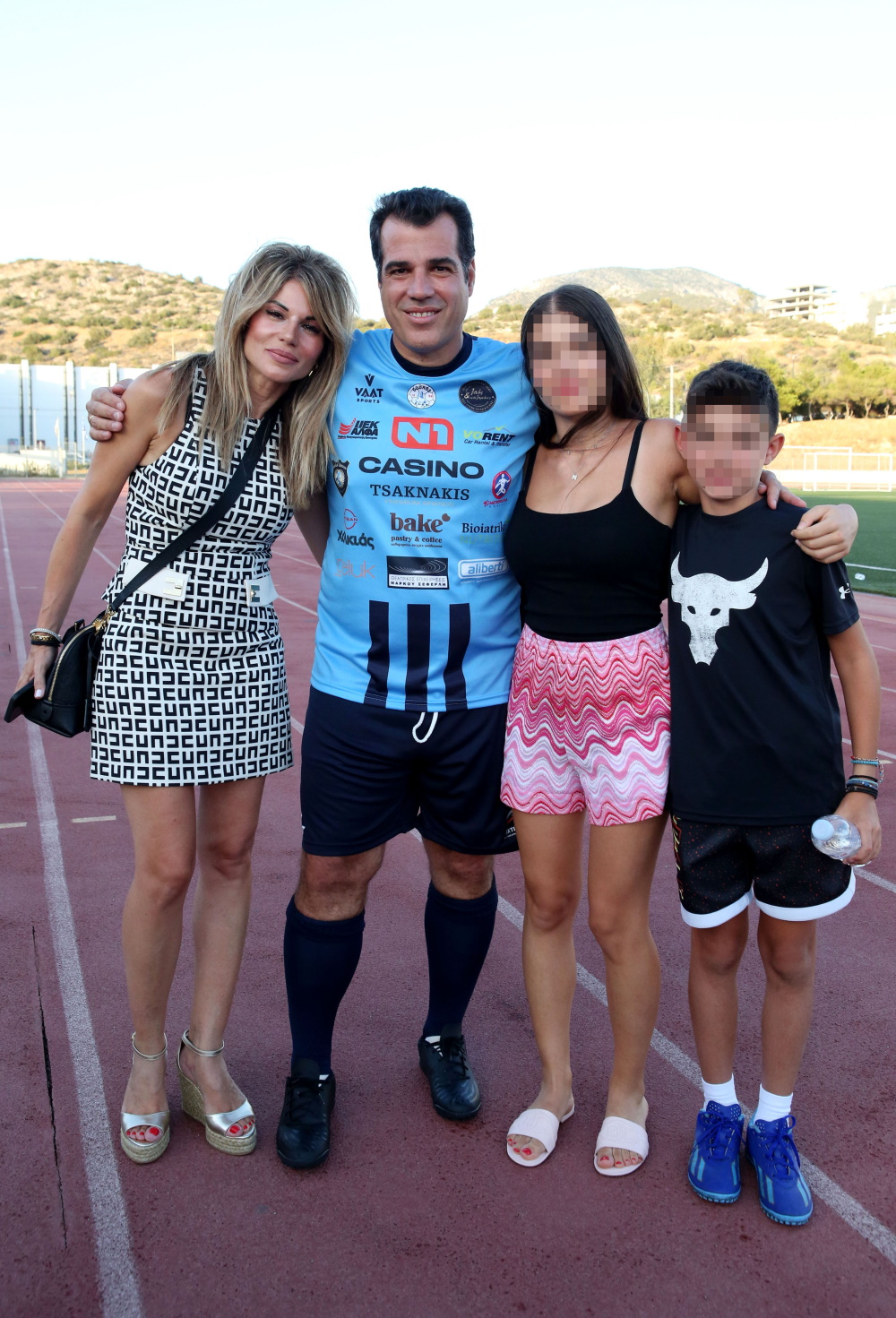 Η Λένα Παπαθεολόγου με Elisabetta Franchi φόρεμα και ασημένια πέδιλα στο γήπεδο για να στηρίξει τον σύζυγό της παρέα με τα παιδιά τους.