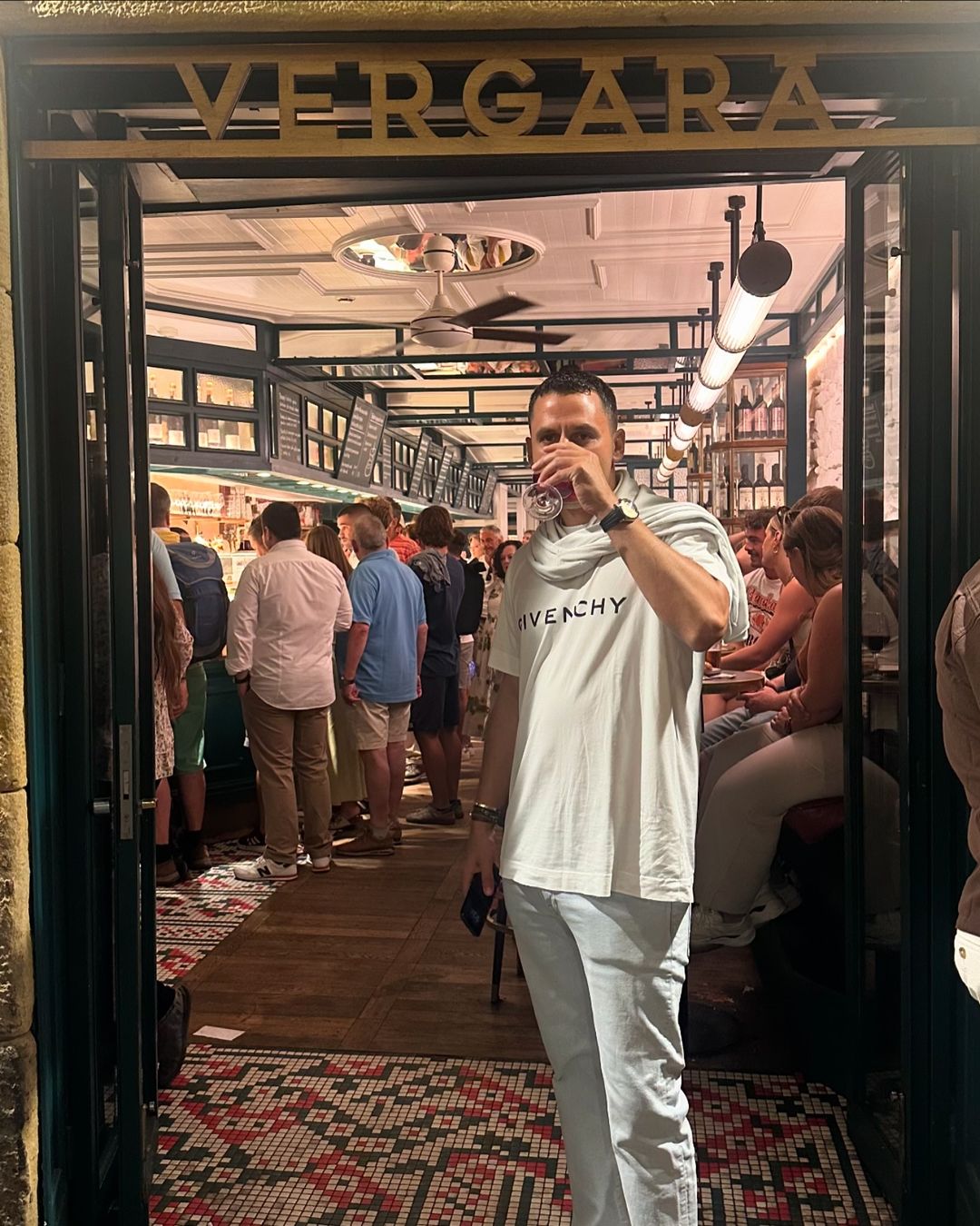 Ο Παναγιώτης Κουτσουμπής με casual look στην Ισπανία. 