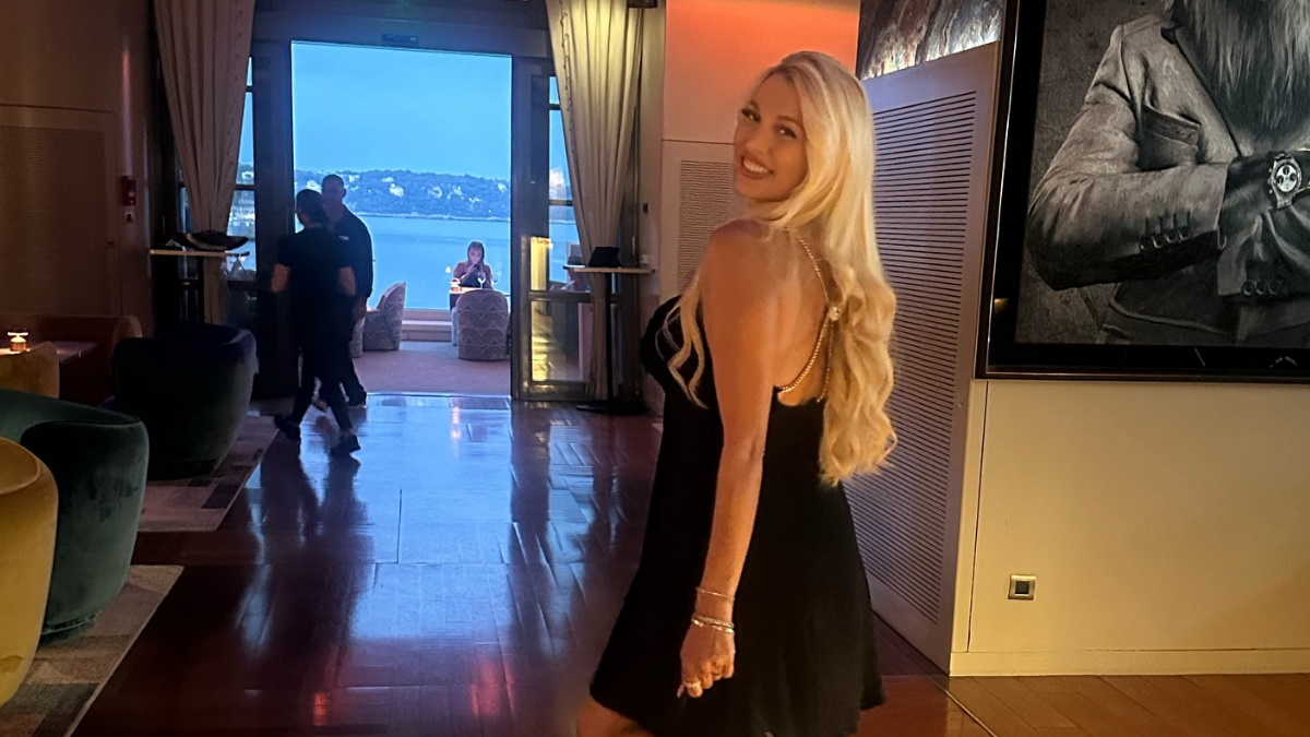 Κωνσταντίνα Σπυροπούλου: Το black dress που επέλεξε για τη βραδινή της έξοδο