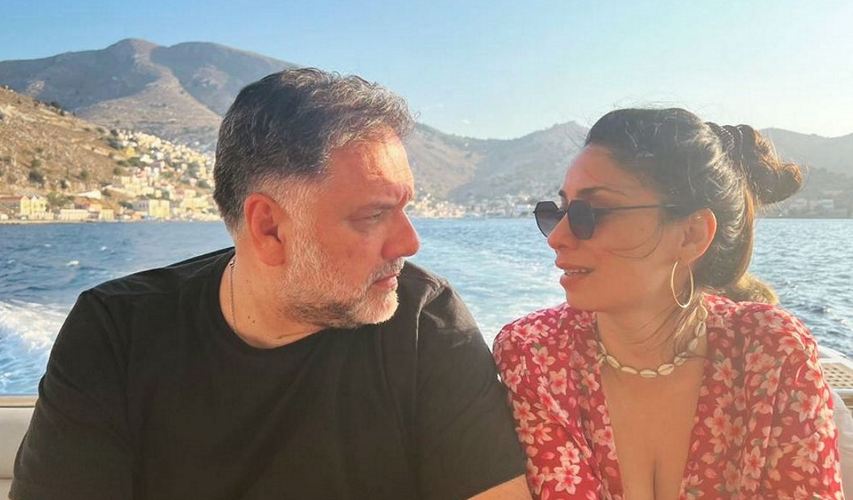 Γρηγόρης Αρναούτογλου – Νάνσυ Αντωνίου: Το αστείο στιγμιότυπο με φίλους από τις καλοκαιρινές διακοπές