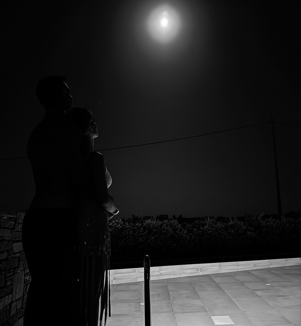 Η Αθηνά Οικονομάκου στην αγκαλιά του Μπρούνο Τσερέλα.