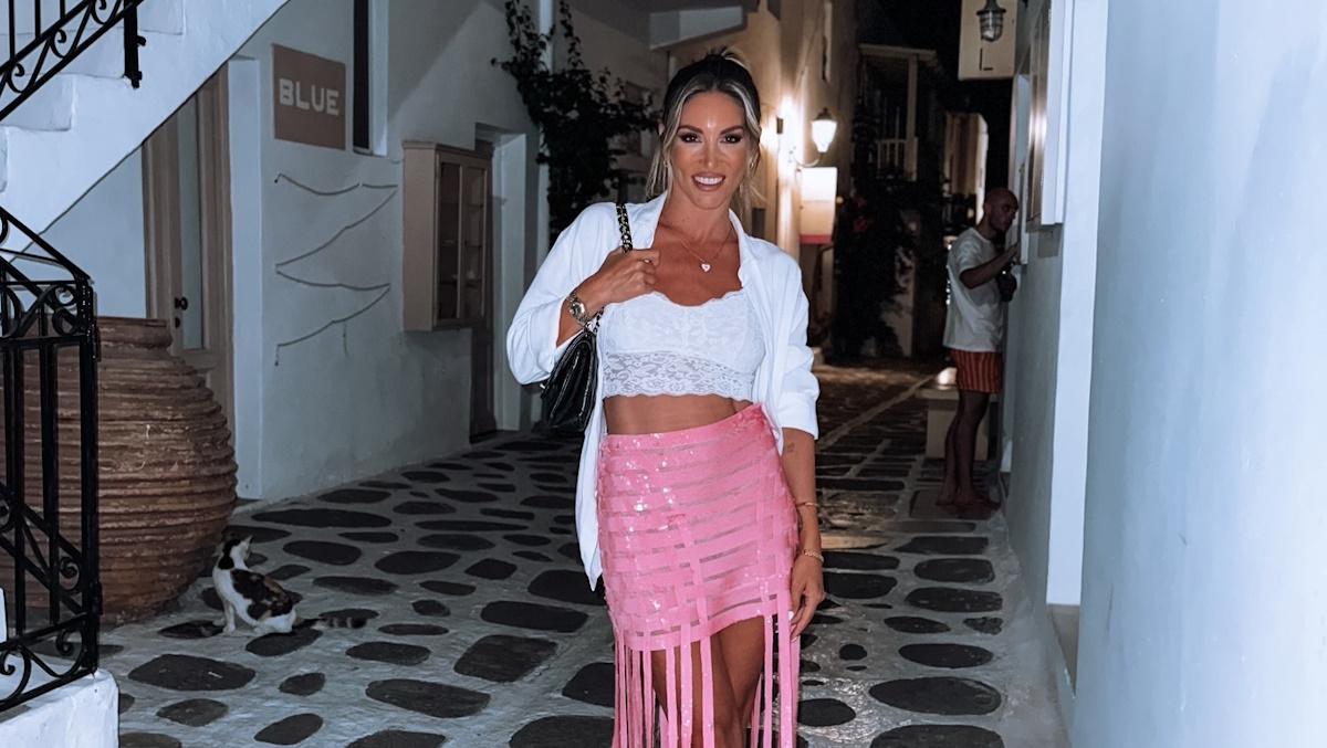 Αθηνά Οικονομάκου: Πόσο κοστίζει η μίνι ροζ sequin φούστα με κρόσσια και διαφάνειες που φόρεσε στην Πάρο;