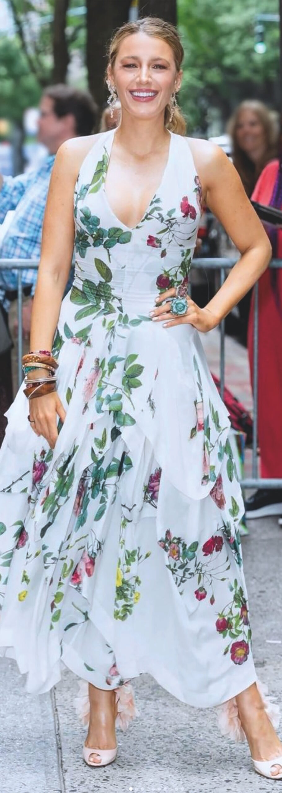 Η Μπλέϊκ Λάιβλι με vintage δημιουργία Vivienne Westwood, peep toes Christian Louboutin και κοσμήματα Lorraine Schwartz.