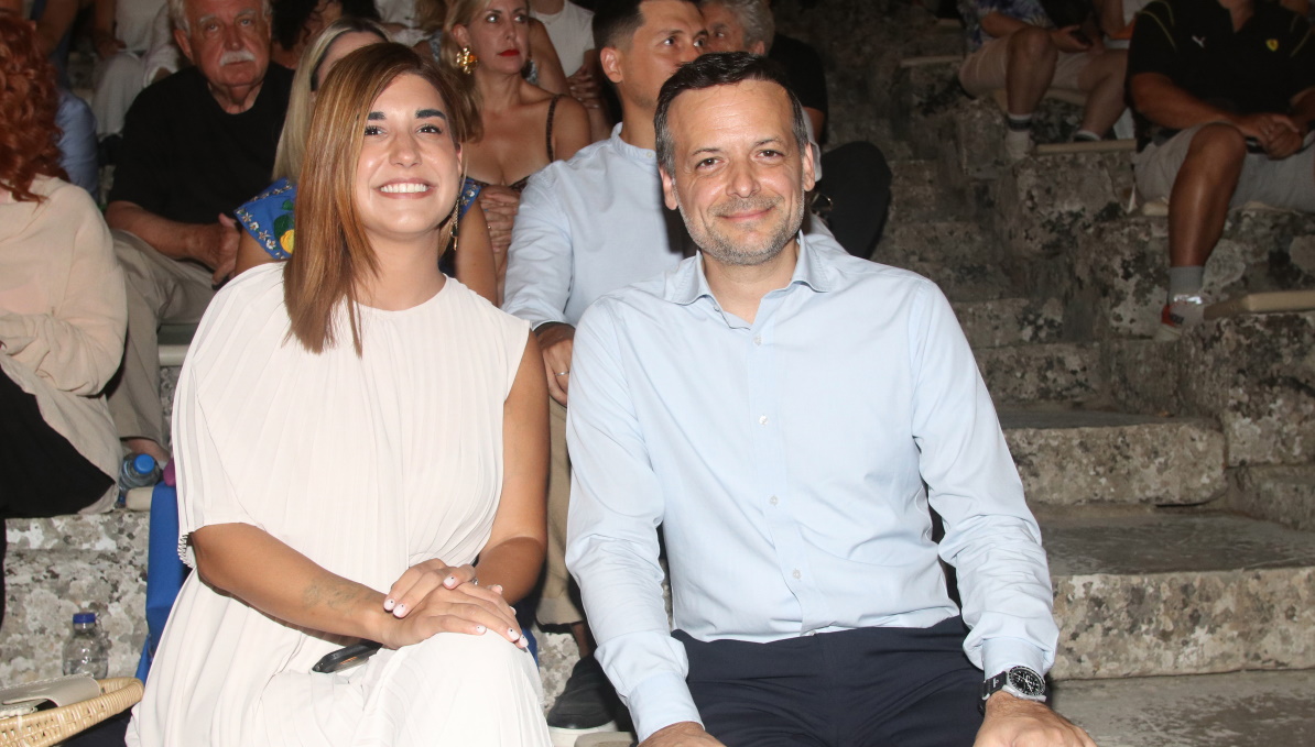Χάρης Δούκας: Με τη σύντροφό του Γεωργία Πολυτάνου στις «Ικέτιδες» – Το πλισέ grecian φόρεμα και η αλλαγή στο look της διεθνολόγου