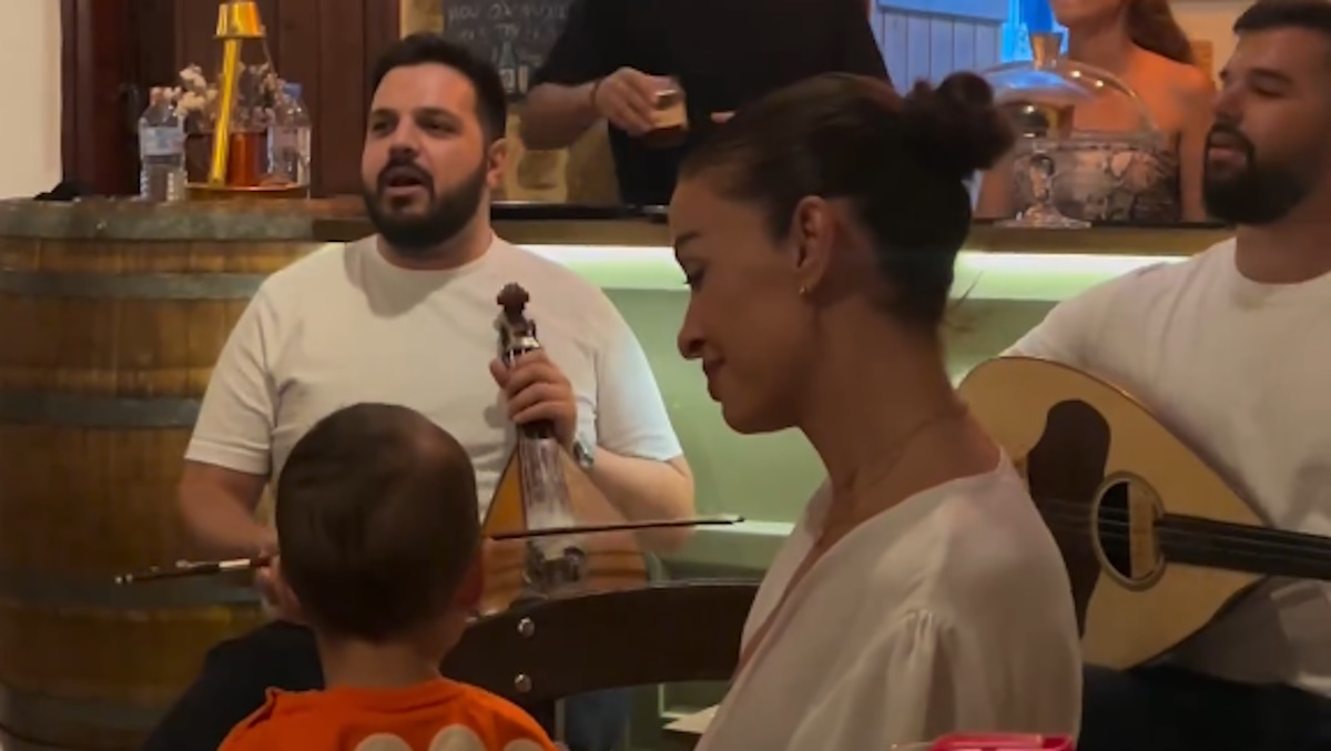 Ελένη Φουρέιρα: Αγκαλιά με τον μικρό Ερμή στον πρόγαμο του Παντελή Τουτουντζή