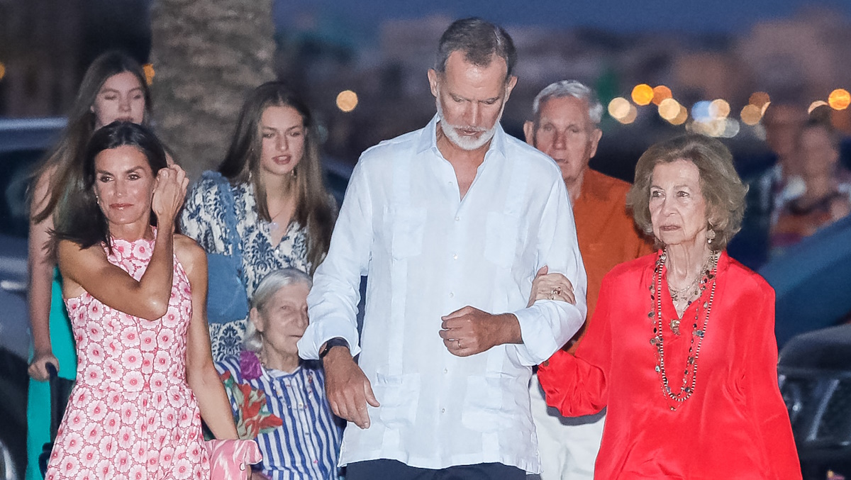 Βασιλιάς Φελίπε: Αγκαζέ με τη μητέρα του βασίλισσα Σοφία σε οικογενειακή έξοδο – Δύο βήματα πίσω η βασίλισσα Λετίσια