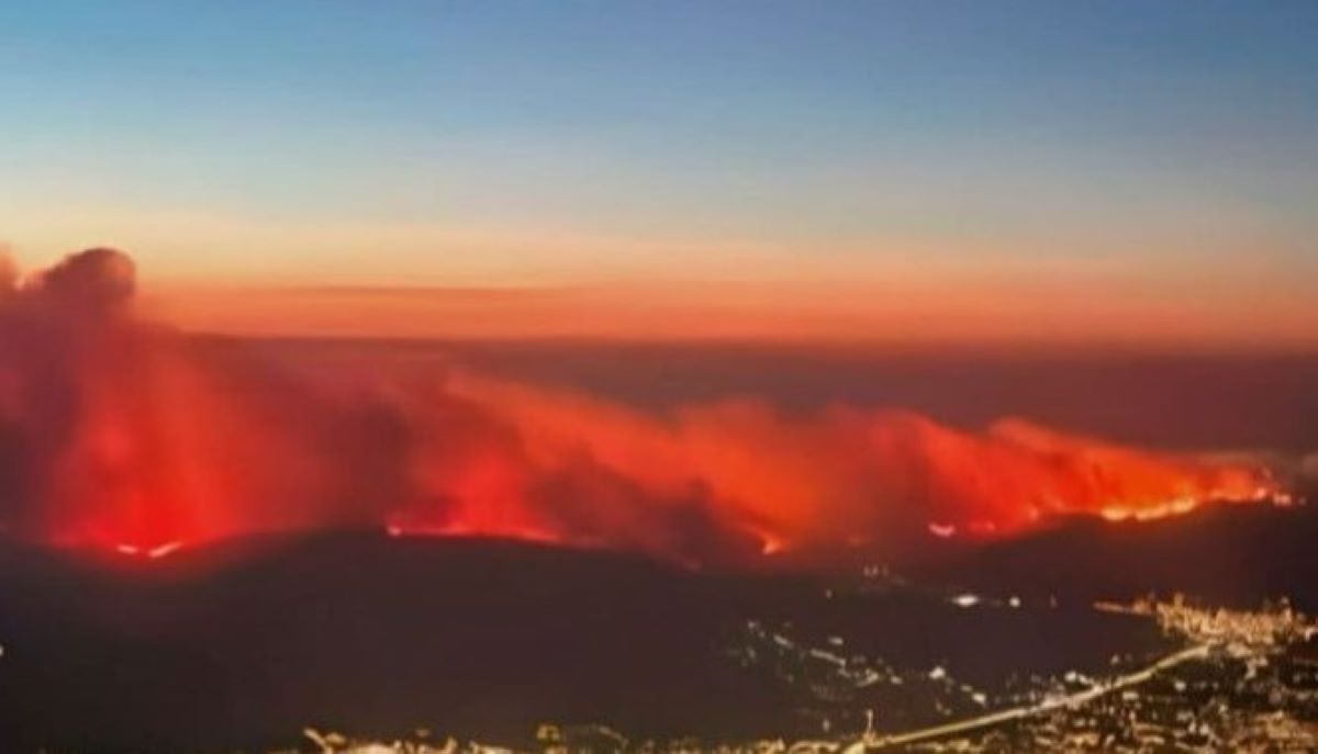 Φωτιά στον Βαρνάβα: Πύρινη κόλαση στην Αττική – 32 εναέρια μέσα στη μάχη για την κατάσβεση