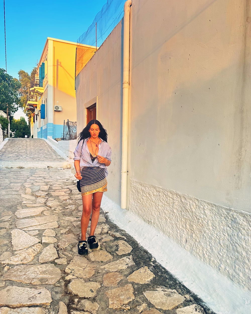 Η Ζενεβιέβ Μαζαρί στα σοκάκια του Καστελλόριζου.