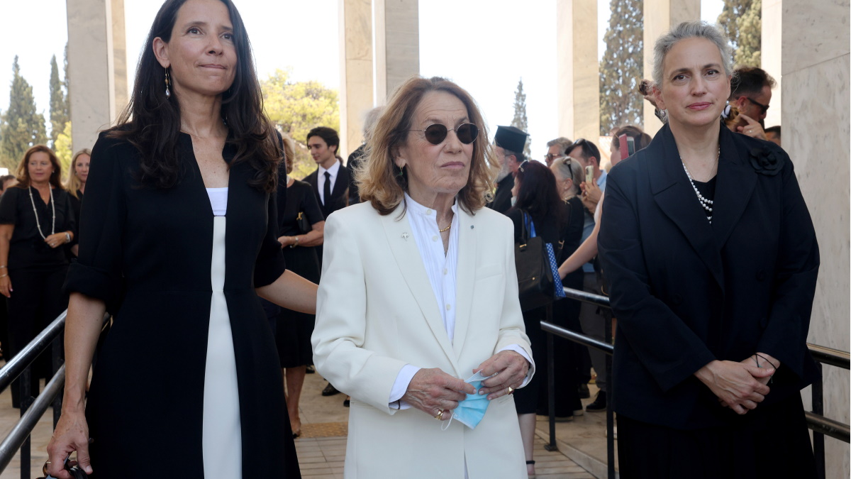 Κηδεία πρίγκιπα Μιχαήλ: Ντυμένη στα λευκά η σύζυγός του, Μαρίνα Καρέλλα