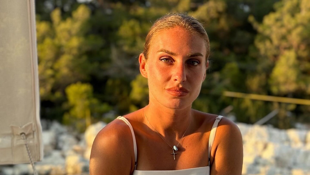 Κατερίνα Δαλάκα: Με ονειρεμένο embellished τιρκουάζ φόρεμα σε γάμο φίλων μαζί με τον αδελφό της