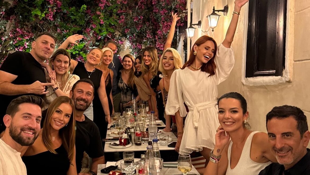 Κοντοβά, Τσάνταλη, Κουδουνάρης στο πάρτι γενεθλίων της Έβελυν Καζαντζόγλου στην Πλάκα