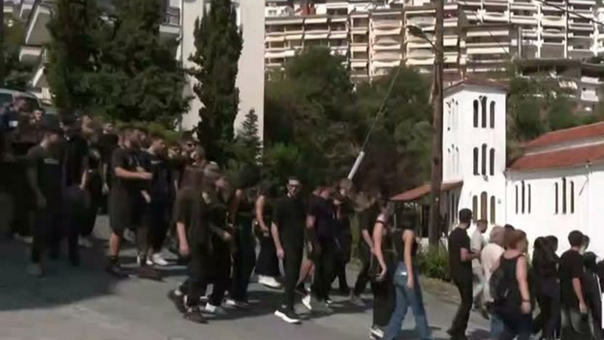 Βουβός πόνος στην κηδεία του 19χρονου που σκοτώθηκε στο λούνα παρκ της Χαλκιδικής