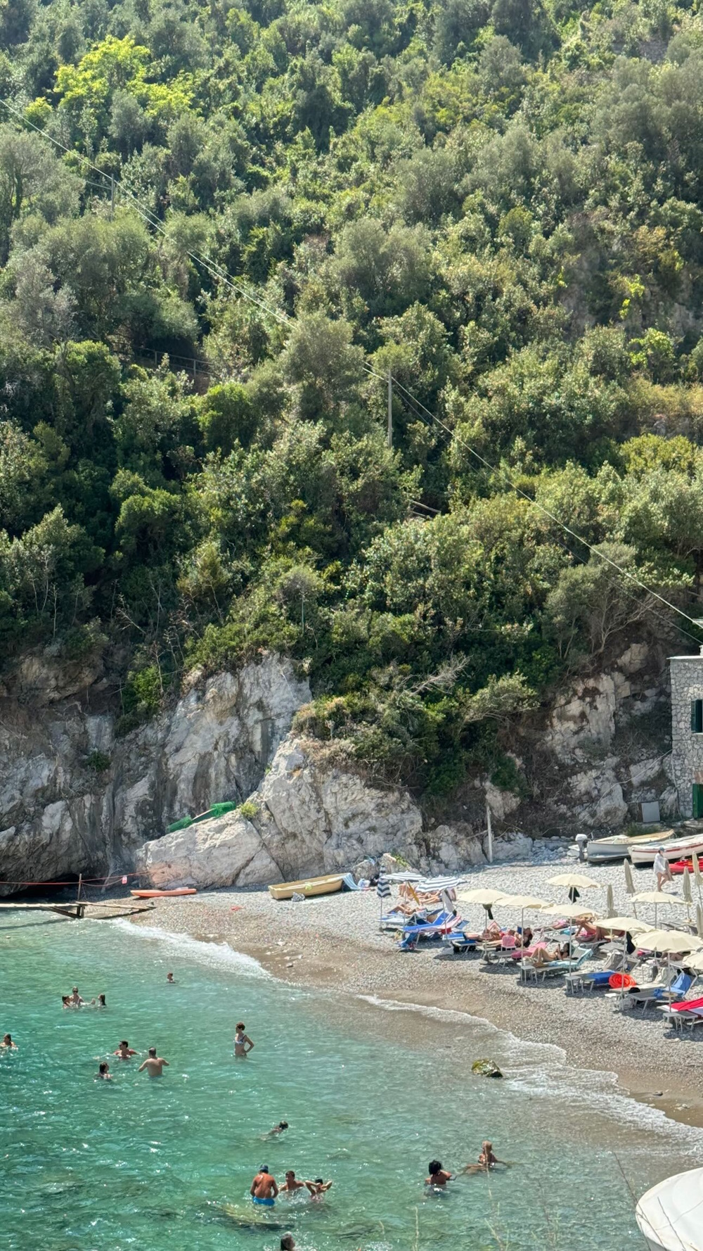 Η Αμαλία Κωστοπούλου απαθανατίζει τη θέα.
