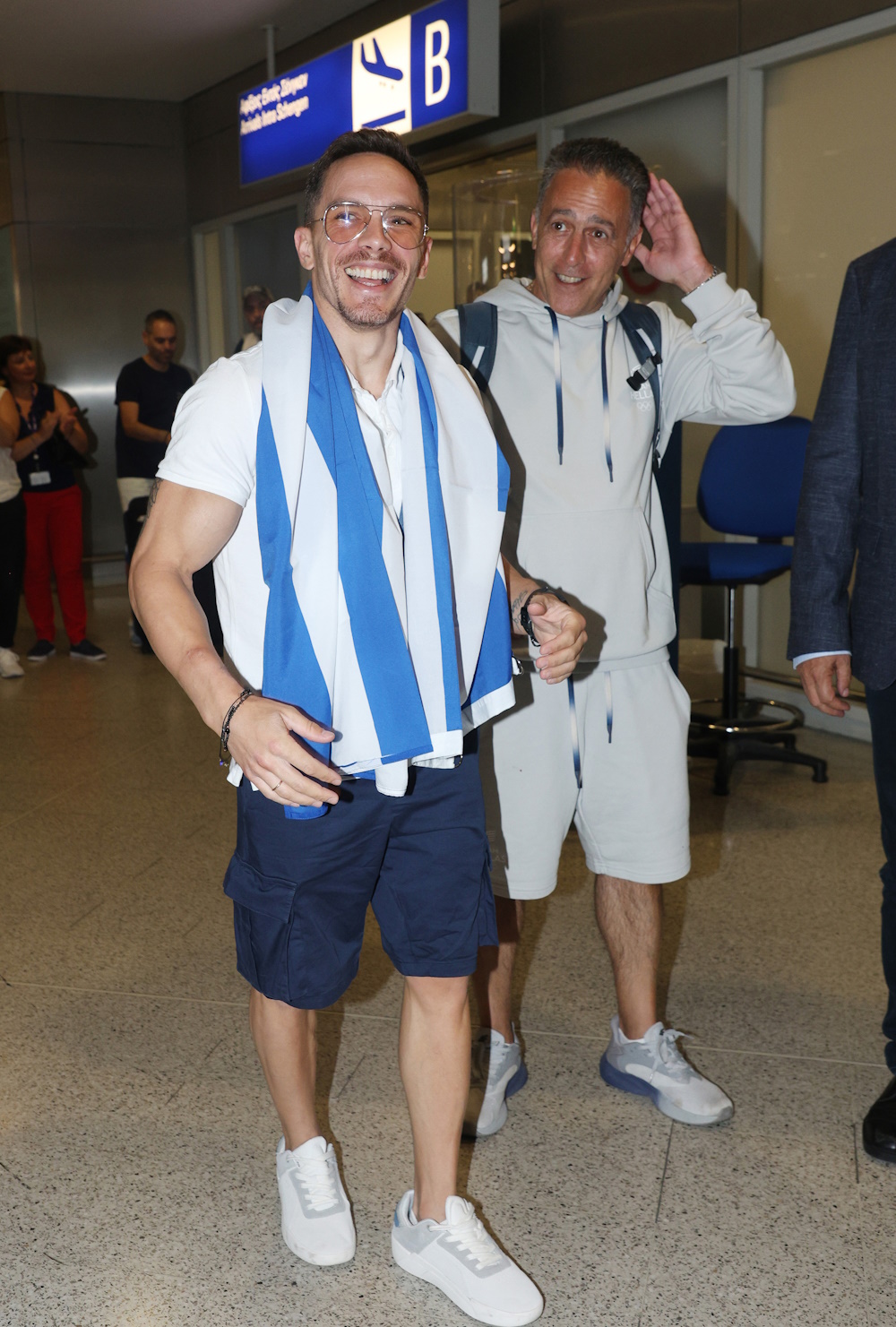 Ο Λευτέρης Πετρούνιας χαμογελαστός κατά την άφιξή του στο αεροδρόμιο «Ελευθέριος Βενιζέλος».