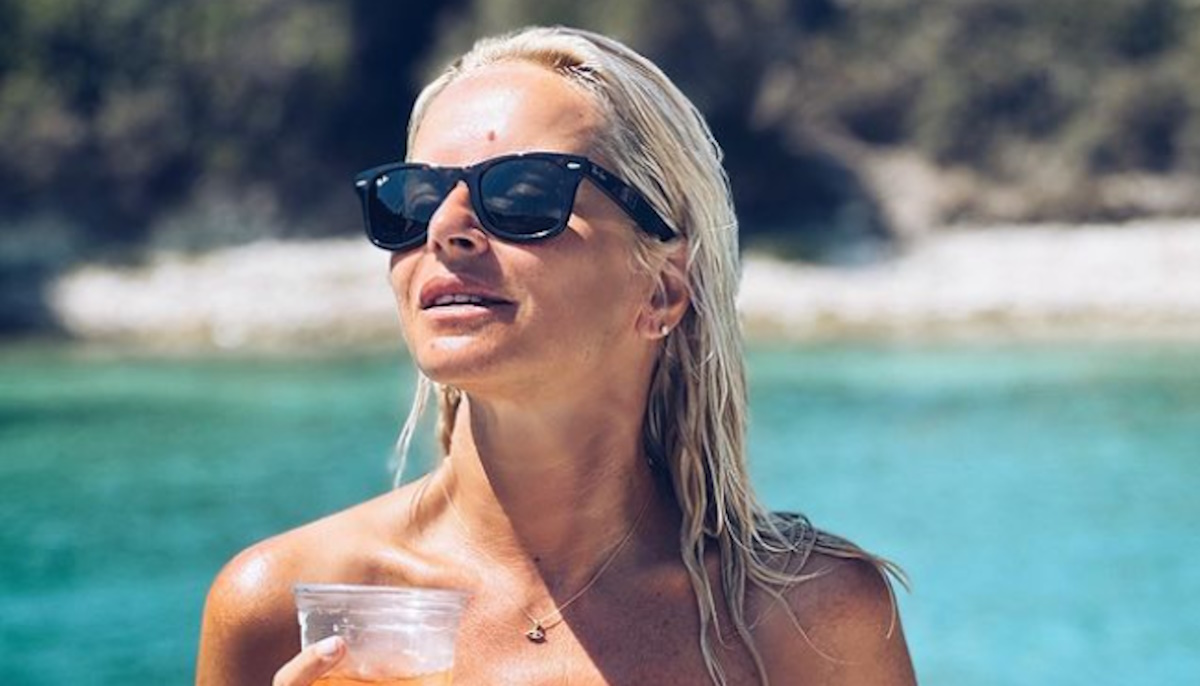 Μαρία Μπεκατώρου: Επέλεξε το τέλειο lurex μαγιό με τα ιδανικά cut outs – Πόσο κοστίζει;