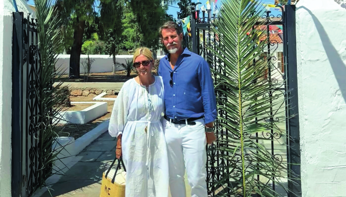 Μαρί Σαντάλ: Ποζάρει με κομψό boho καφτάνι και custom made raffia τσάντα με τα αρχικά της