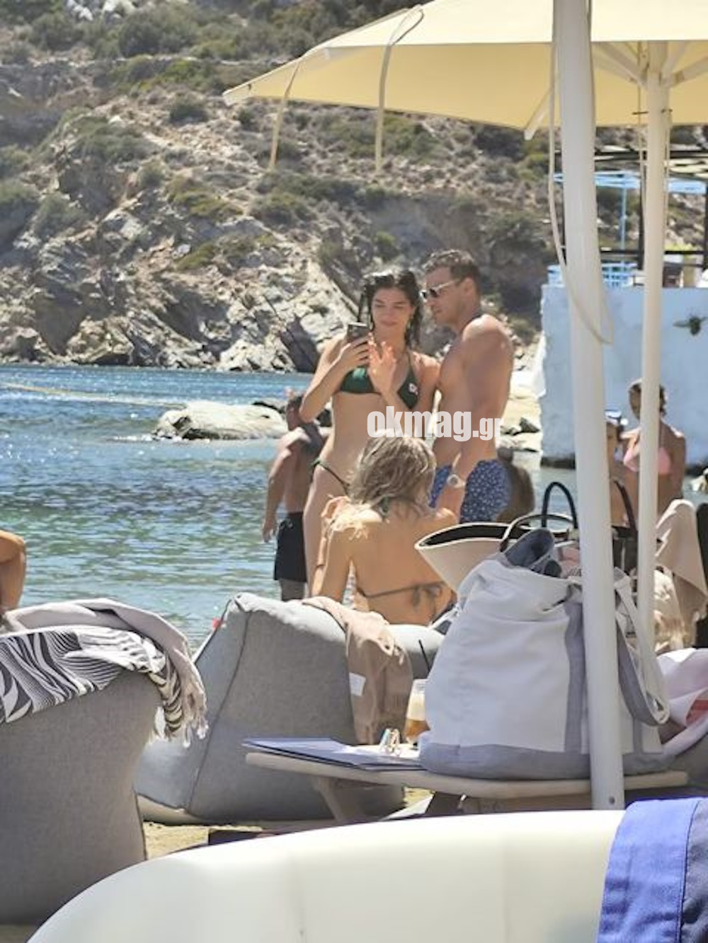 Ο Δημήτρης Φιντιρίκος και η Μελίνα Νικολαΐδη στην παραλία Φάρος της Σίφνου.