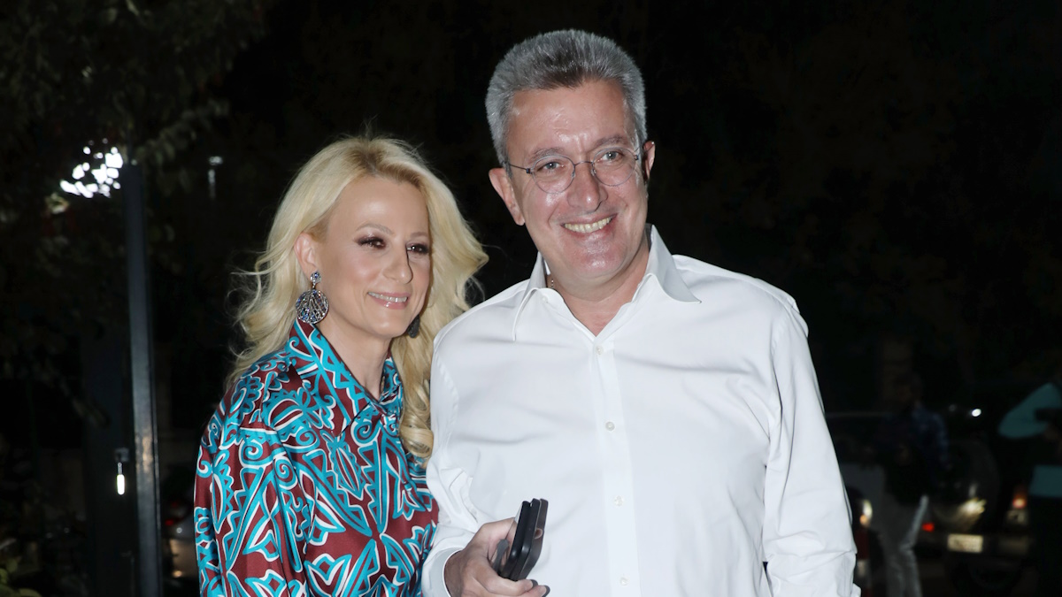 Νίκος Χατζηνικολάου: Υπέκυψε στο φιλί της συζύγου του!