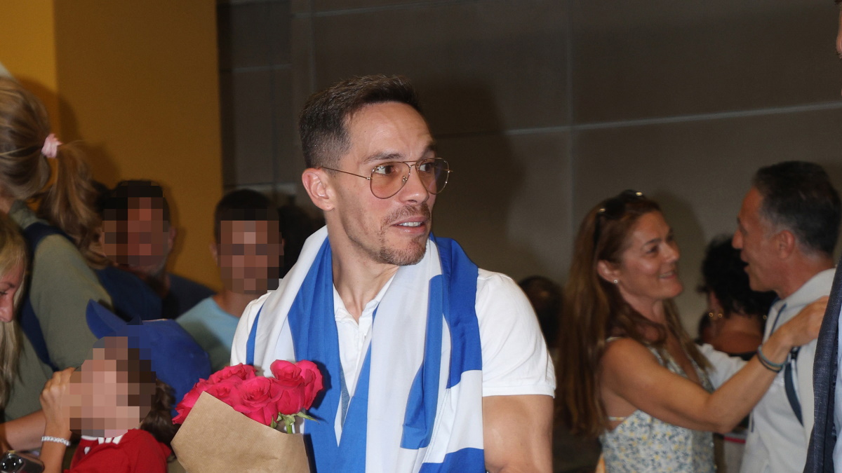 Λευτέρης Πετρούνιας: Η θερμή υποδοχή από τις κόρες του στην Αθήνα