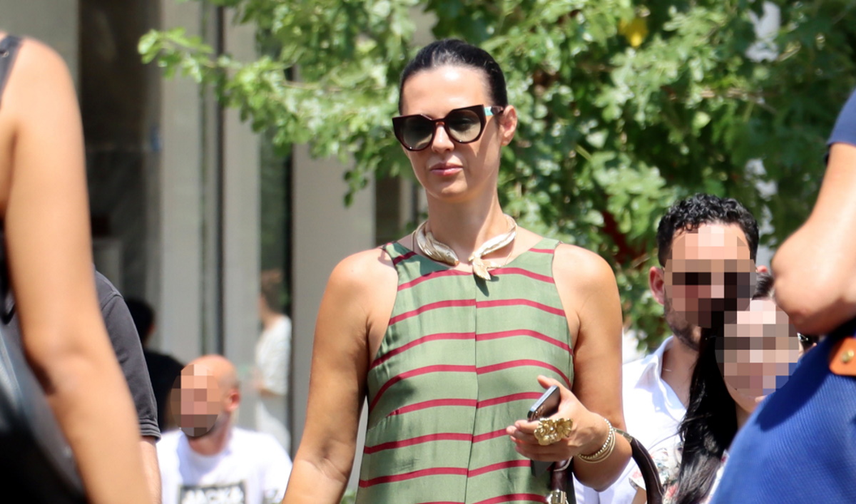 Ραμόνα Βλαντή: Με mix and match στυλ και τα πιο trendy σανδάλια για cool εμφανίσεις στην πόλη