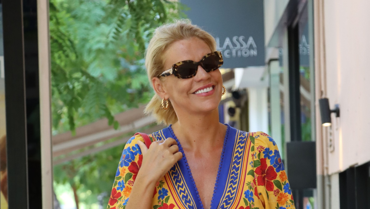 Σάσα Σταμάτη: Με εμπριμέ boho φόρεμα και τσάντα Μοschino αξίας 60,99 ευρώ