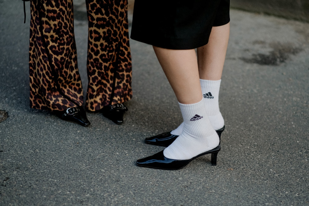 Street style, close up στο Rotate Spring Summer 2025 show. 